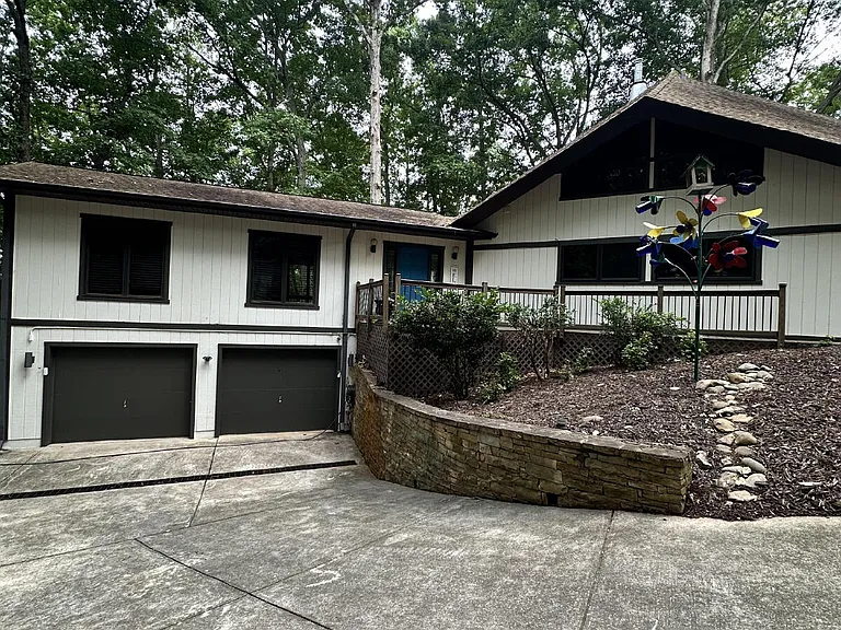 3421 The Trail Rd — Photo 2