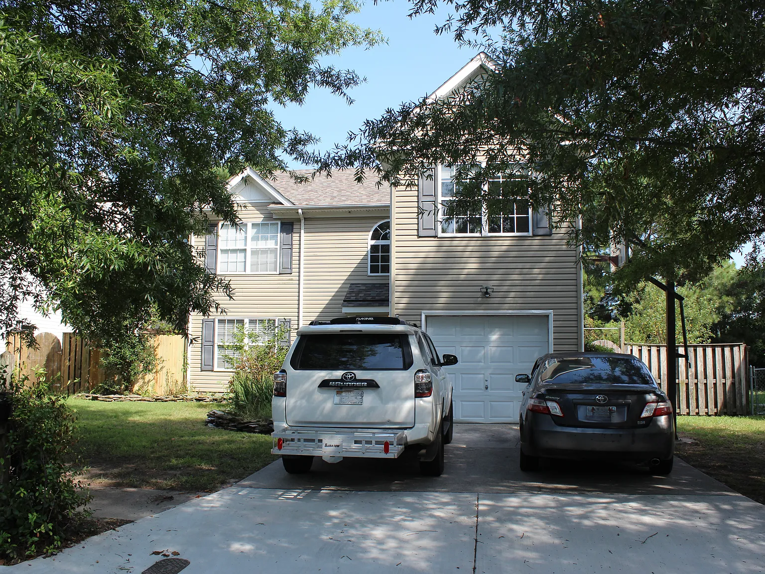 4 bed, 2.5 bath, 1948 sqft, $3,200 — Photo 2