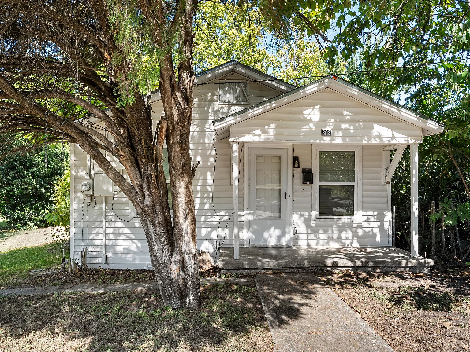 3 bed, 1012 sqft, $1,300 — Photo 1