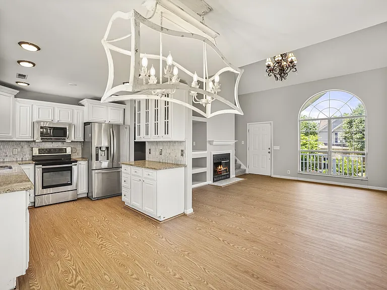 3127 Creekview Ln — Photo 3
