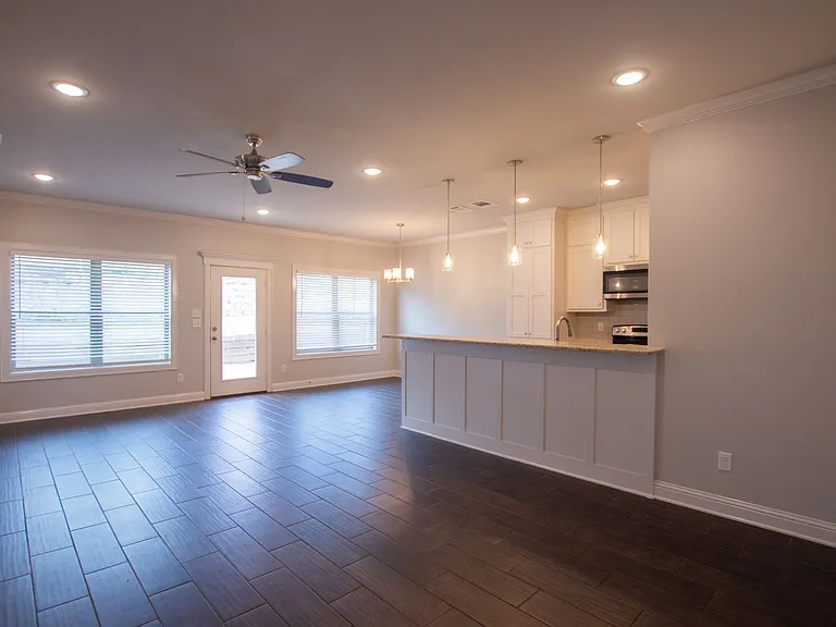 822 Lindsey Ln — Photo 3