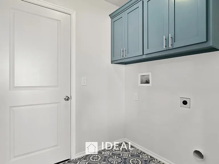 Mudroom / laundry - washer and dryer are included