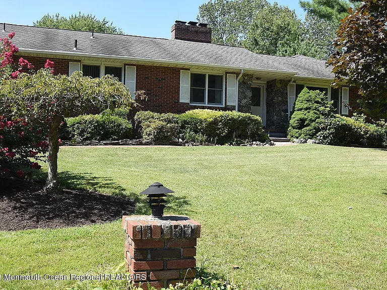 470 Monmouth Pl — Photo 2