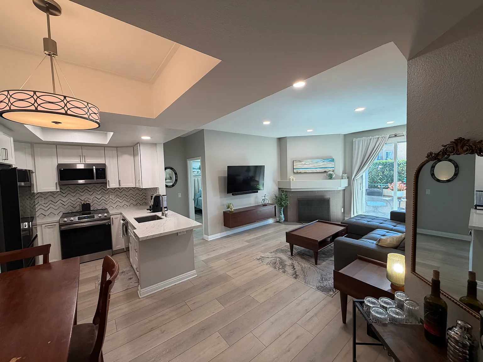2 bed, 1025 sqft, $3,400 — Photo 2