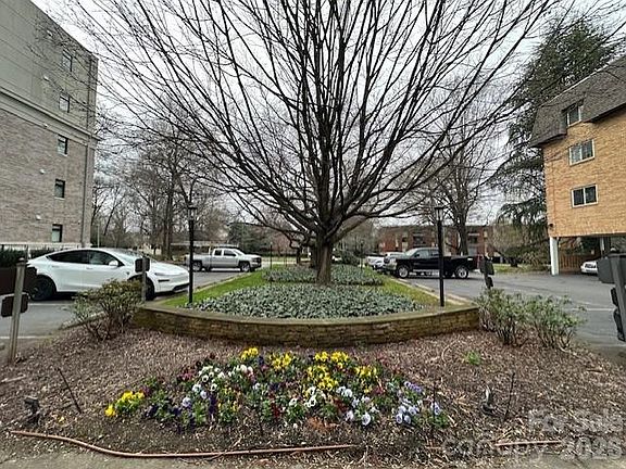 2nd image of 1323 Queens Rd Unit 313