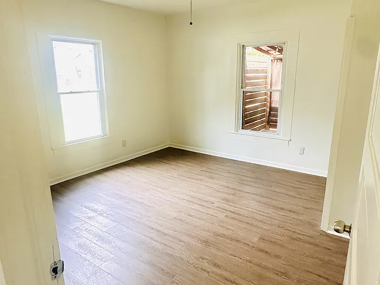 219 Beattie St — Photo 15