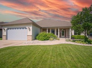 6121 S 39th St, Greenfield, WI 53221