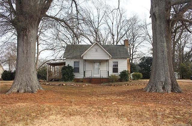 Front of home before renovat