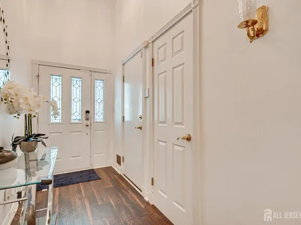 162 Coppertree Ct, Edison, NJ 08820