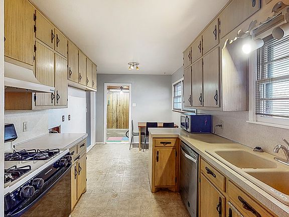 5th image of 1905 Oaklawn Dr