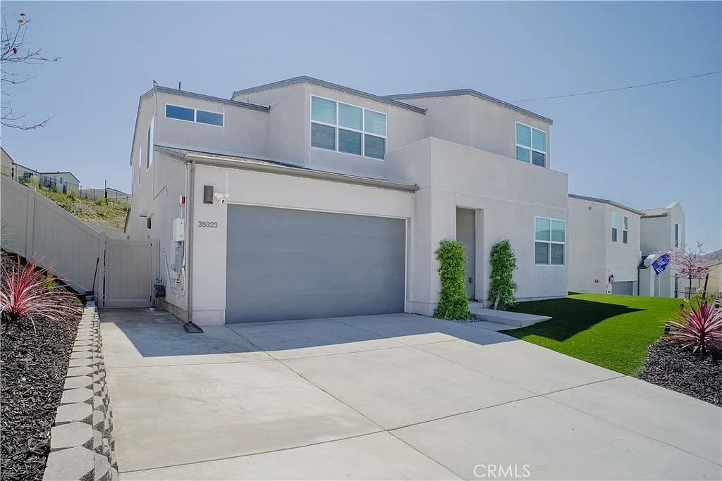4 bed, 2662 sqft, $4,950 — Photo 2