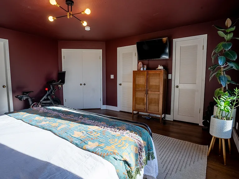 Two separate closets and ensuite