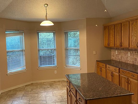 5th image of 805 Parkhill Dr #1