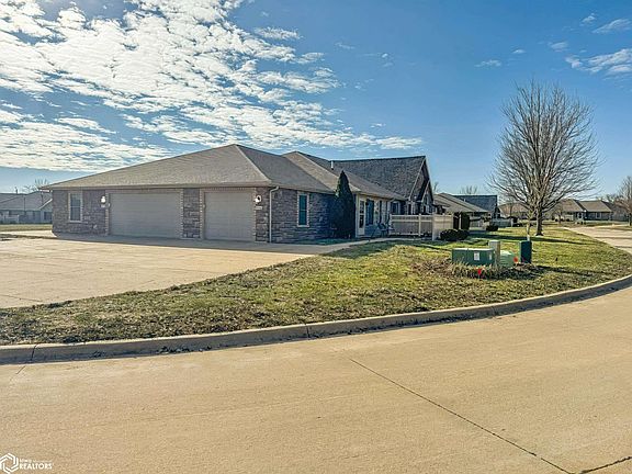 3rd image of 4922 Grand View Ln