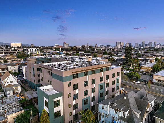 5th image of 820 W Macarthur Blvd #206