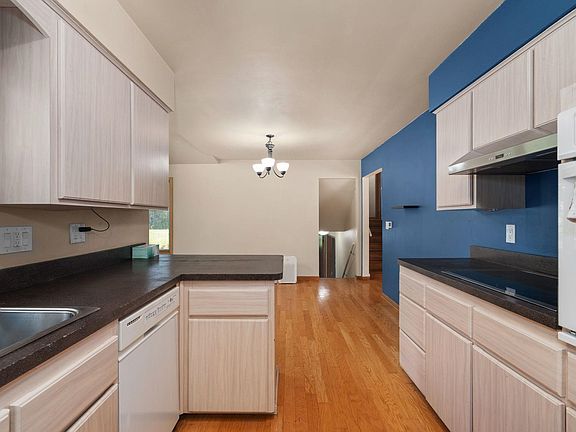3rd image of 320 W Elm St
