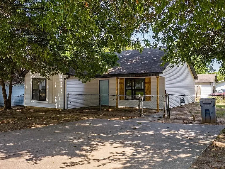 1319 Collier Dr — Photo 2