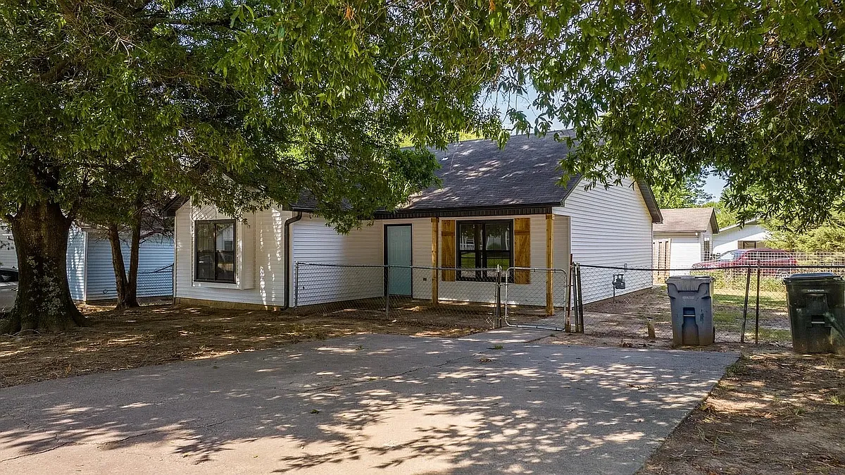 Building Photo - 1319 Collier Dr