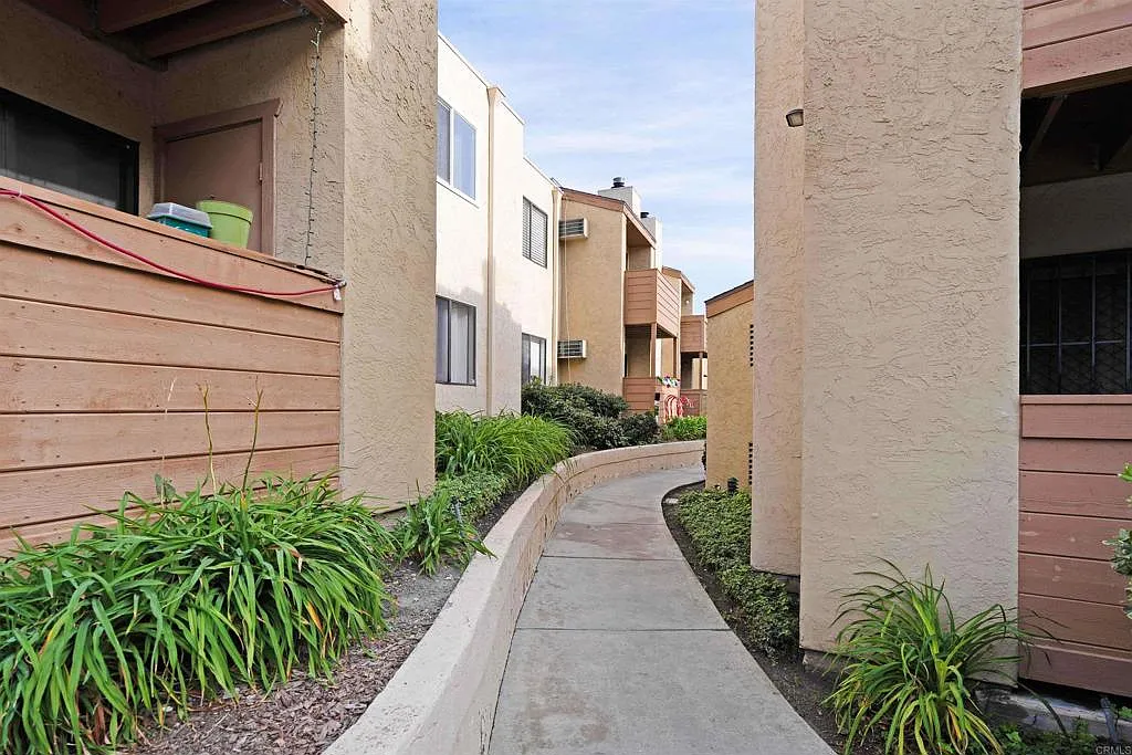 2 bed, 924 sqft, $2,700 — Photo 2