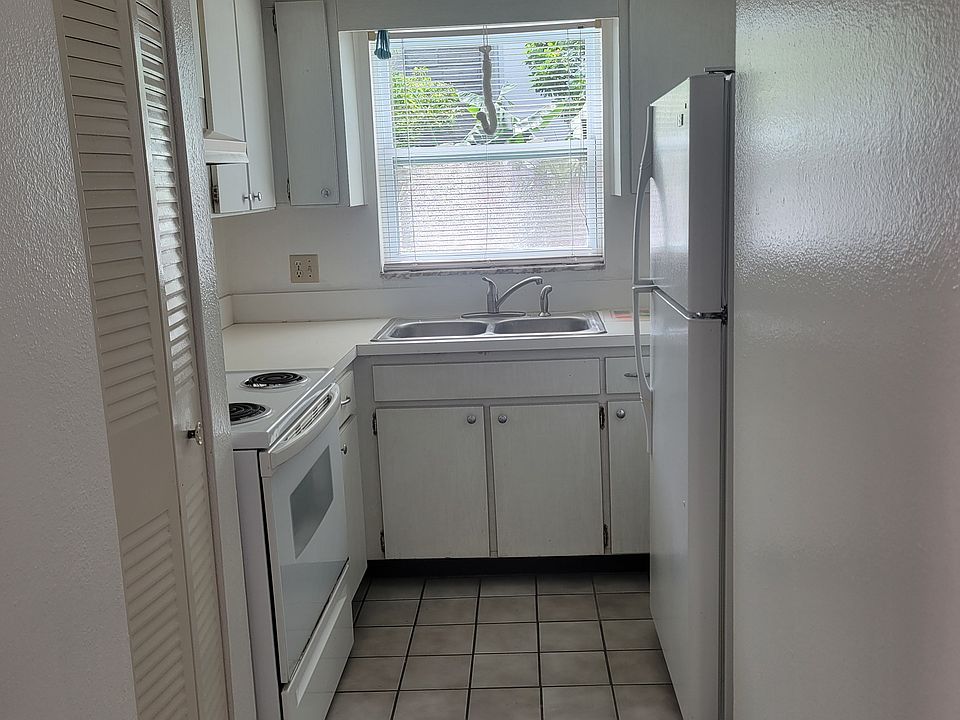 1st image of 120 SW Jefferson Cir N