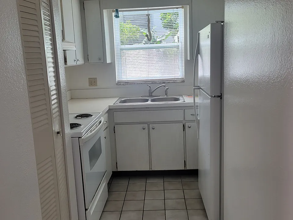 120 SW Jefferson Cir N