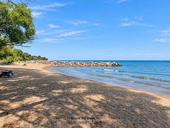 3rd image of 147 Lakeshore Rd E