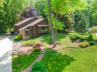 5755 Becker Dr, Rochester, MI 48306