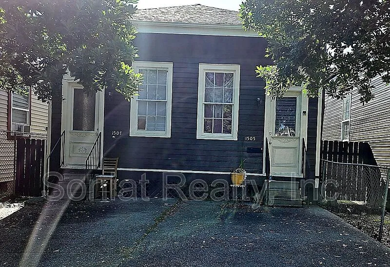 Bywater — Photo 1