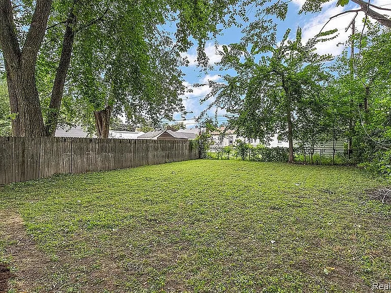 1783 E Marshall St — Photo 23