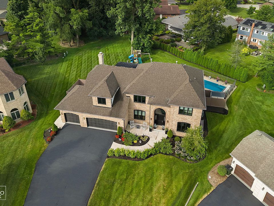 1st image of 392 Crestwood Ct