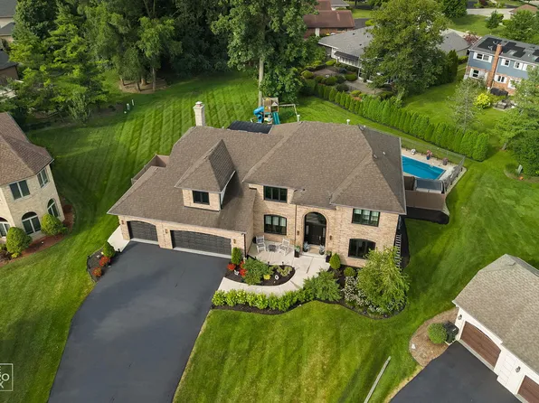 392 Crestwood Ct, Wood Dale, IL 60191