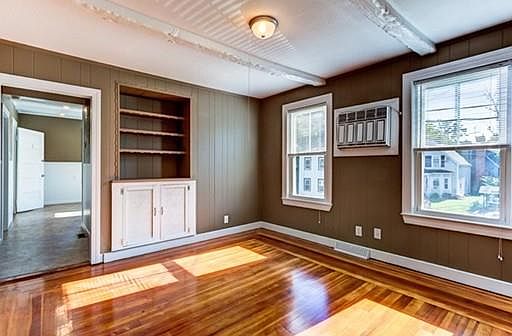 4th image of 42 West St