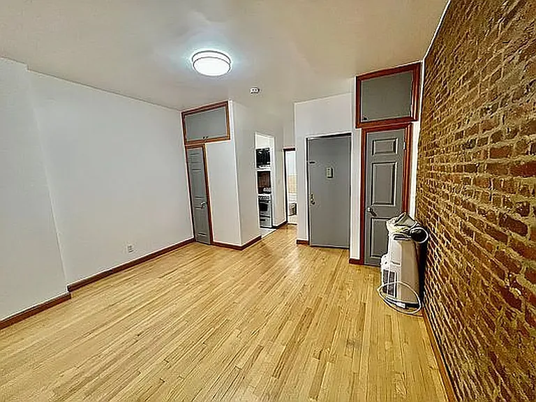702 Washington Ave #4 — Photo 1