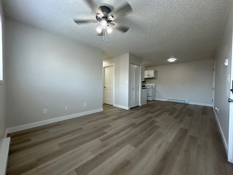 906 E E St — Photo 11