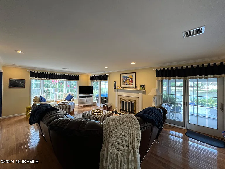 980 Barnegat Ln — Photo 9