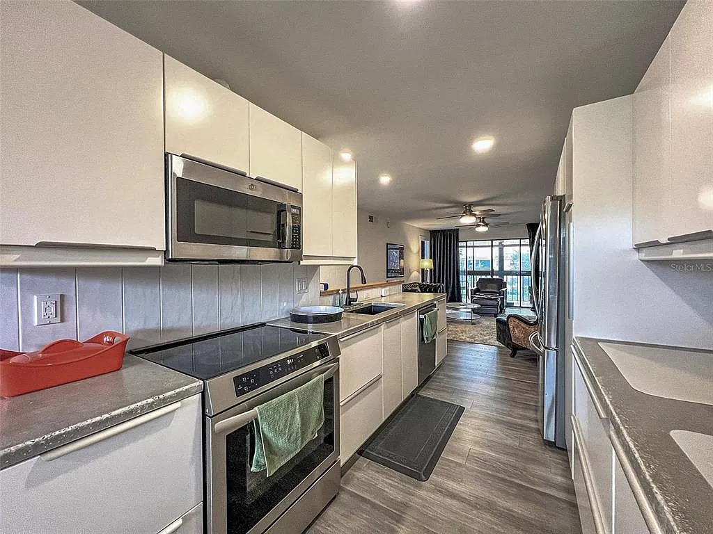 2 bed, 2.0 bath, 1001 sqft, $1,600 — Photo 4