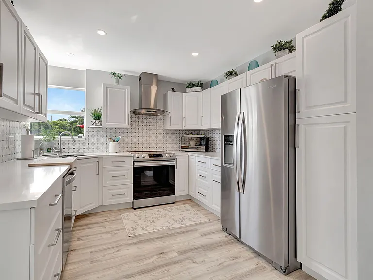 302 Venice Dr — Photo 13