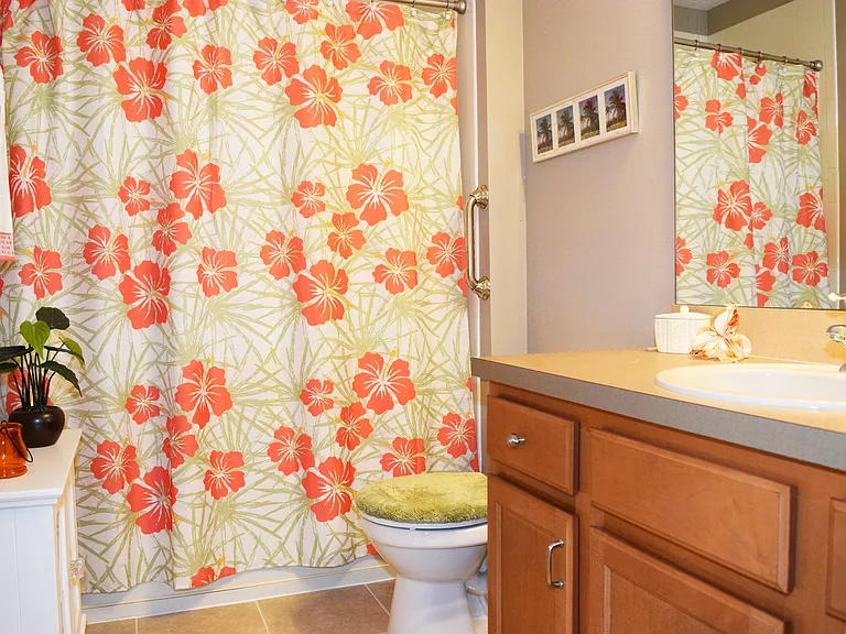 COMMON BATHROOM WITH BATHTUB