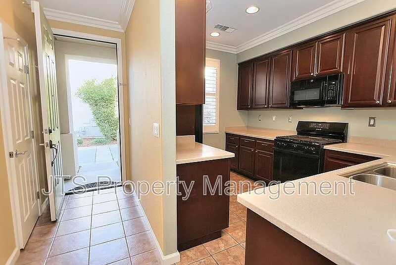 3 bed, 2.0 bath, 2613 sqft, $2,595 — Photo 4