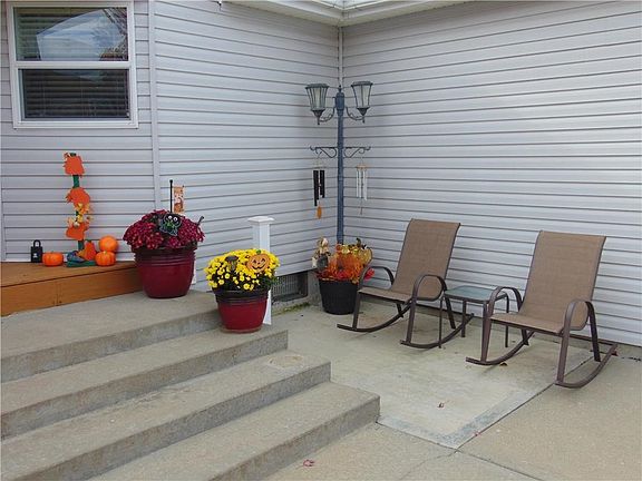 3rd image of 415 NE Poplar Ct