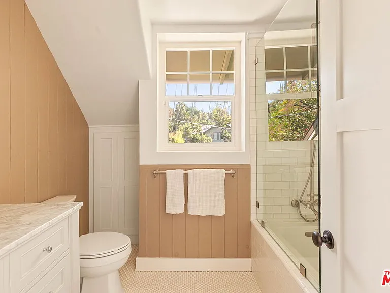 2102 N Bronson Ave — Photo 29