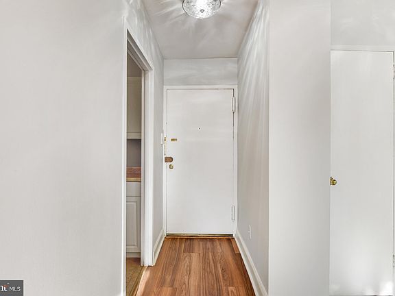 5th image of 1121 Arlington Blvd APT 204