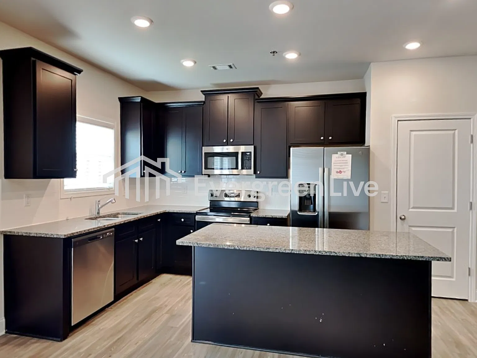 3 bed, 2.5 bath, 1833 sqft, $1,795 — Photo 3