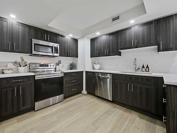 5th image of 200 NW La Caille Pl SW #902