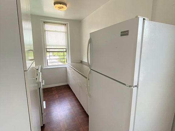 3rd image of 501 E 234th St