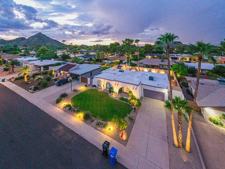 2532 E Desert Cove Ave — Photo 2