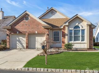 16 Brighton Ct, Monroe Township, NJ 08831