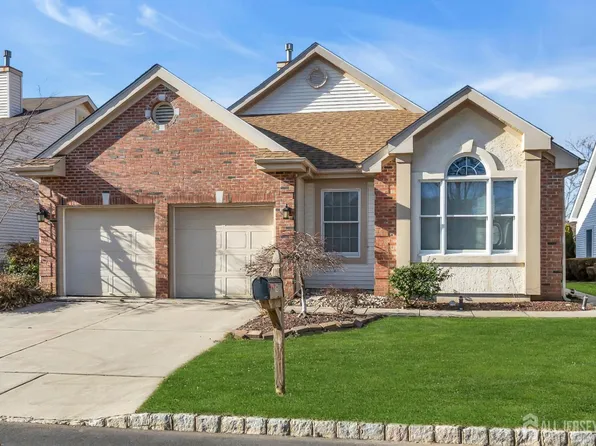 16 Brighton Ct, Monroe Township, NJ 08831