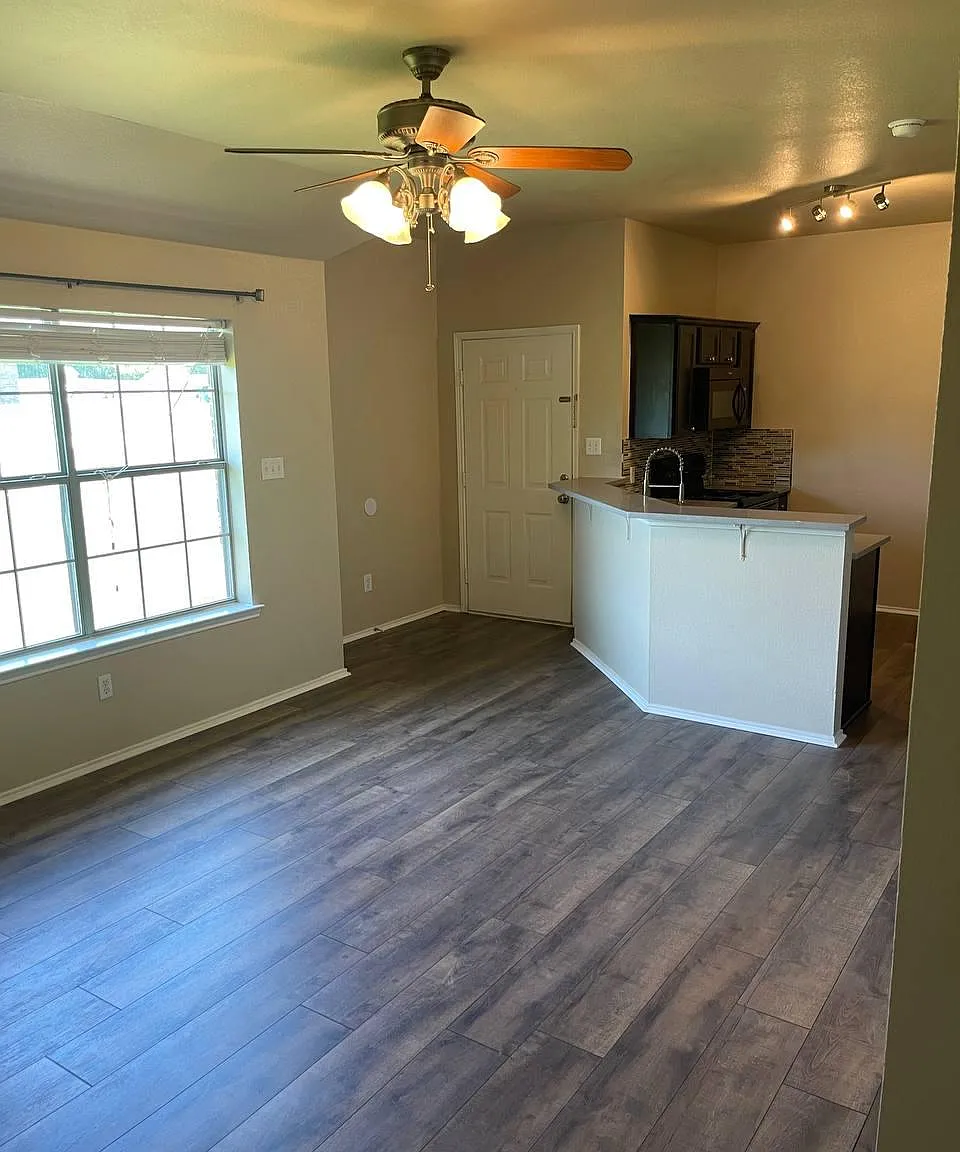 131 Lindas Creek Ln — Photo 2