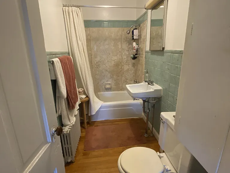 235 W Crescent St — Photo 4